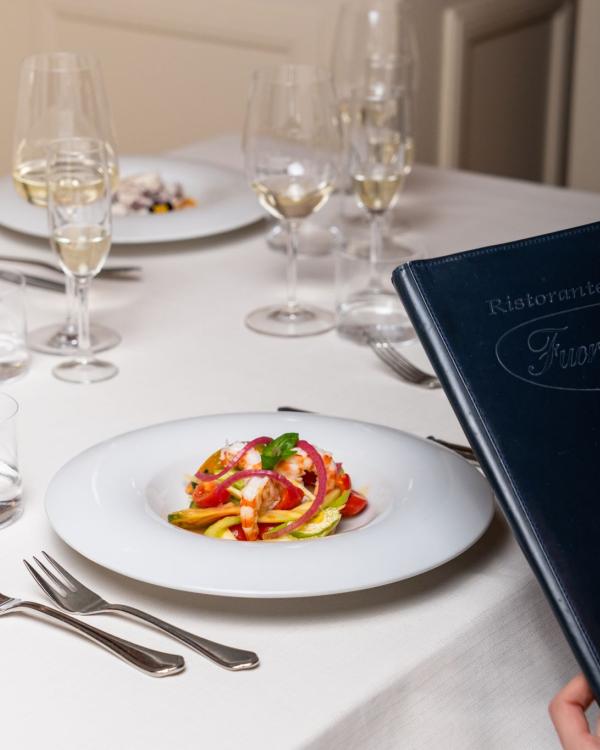 Un'esplosione di gusto e freschezza: la catalana mista di crostacei con verdure in pinzimonio, un piatto iconico del Ristorante Fuor d'Acqua