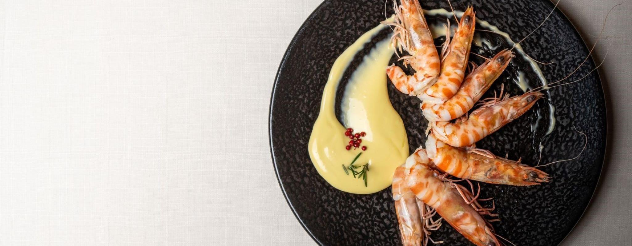 Gamberoni freschissimi serviti con maionese fatta in casa e pepe rosa, un antipasto prelibato del Ristorante Fuor d'Acqua a Firenze