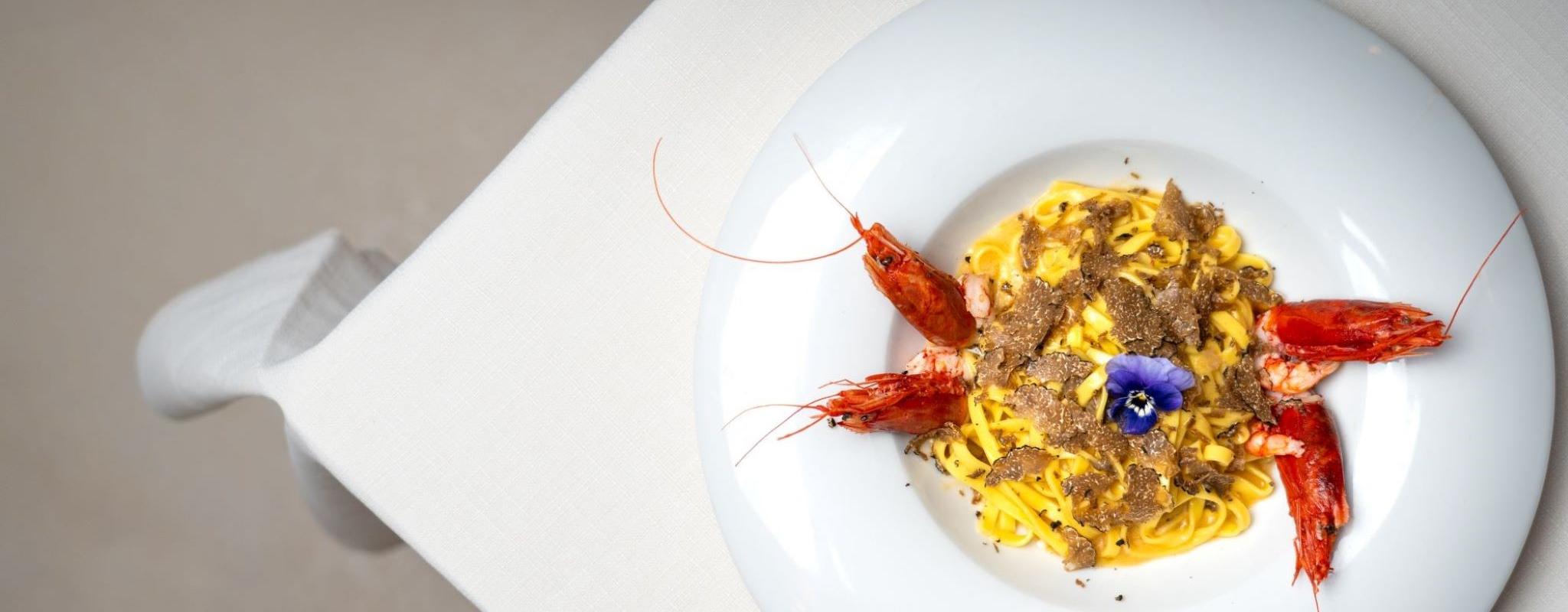 Un delizioso piatto di tagliolini con gambero rosso di Mazara e tartufo nero, una delle specialità del Ristorante Fuor d'acqua a Firenze
