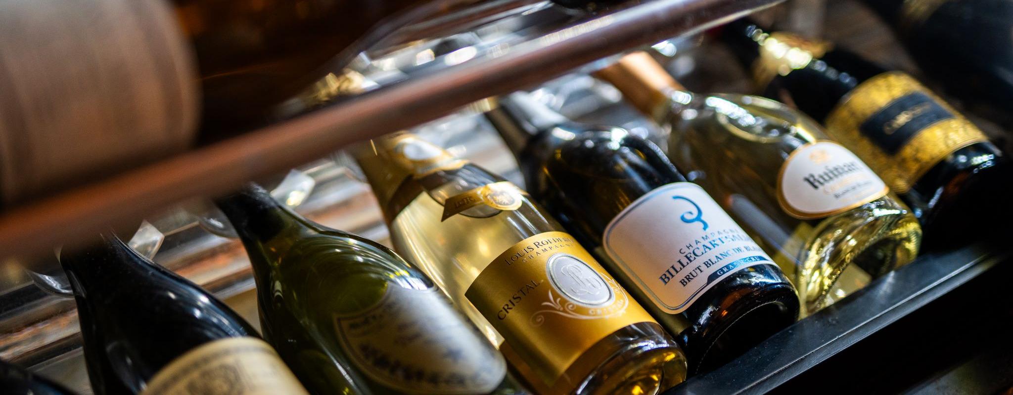 La nostra selezione di vini pregiati in Enoteca, un'ampia scelta di etichette per accompagnare i piatti del Ristorante Fuor d'Acqua a Firenze