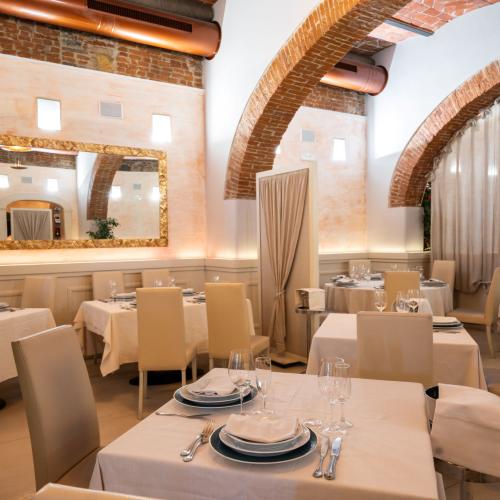 A welcoming and detail-oriented atmosphere, the ideal location for a special dinner at the Fuor d'Acqua Restaurant