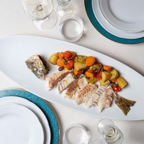 Pescato del giorno all'isolana - Branzino con contorno di verdure Fuor d'Acqua